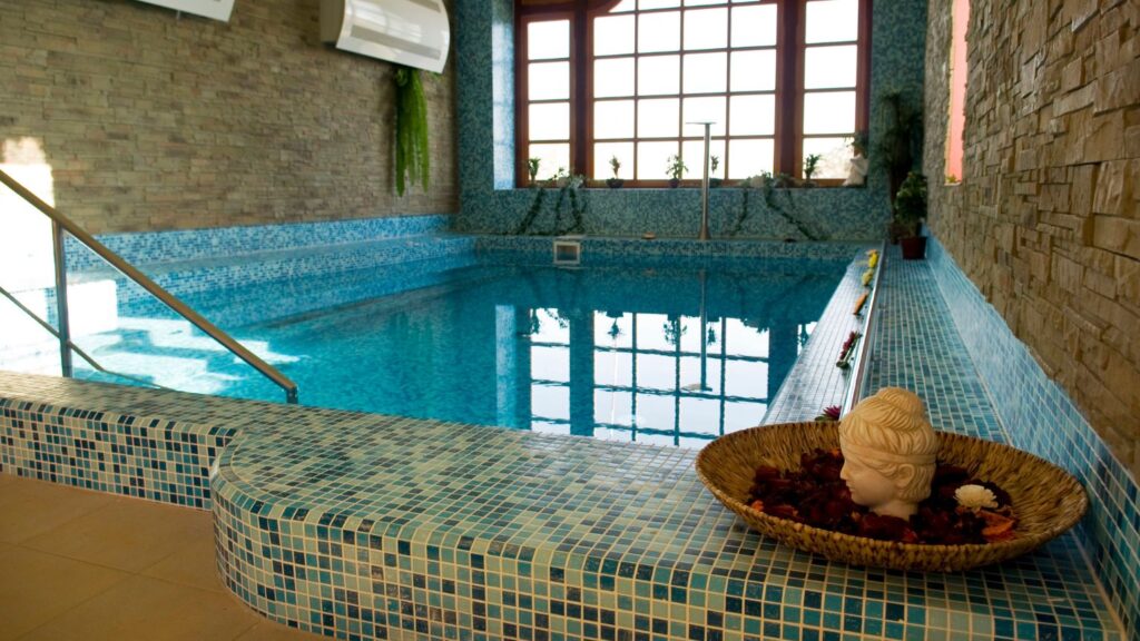 Swimming Pool | Spa in Dubai | Luxury Spa in Dubai | image source: Canva